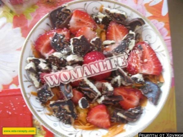 Салат з печивом і фруктами