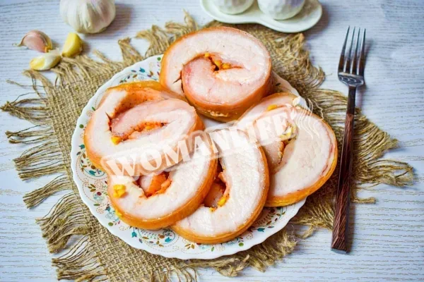 Рулет з сала зі шкірою