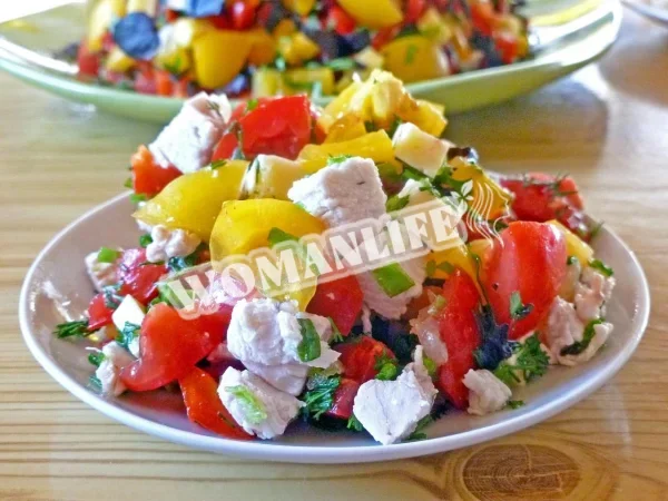 Салат з курячою грудкою і помідорами