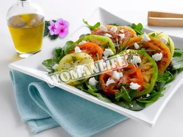 Салат з руколою, помідорами та сиром