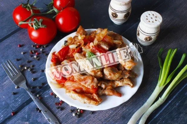 Свинина з цибулею і помідорами на сковороді