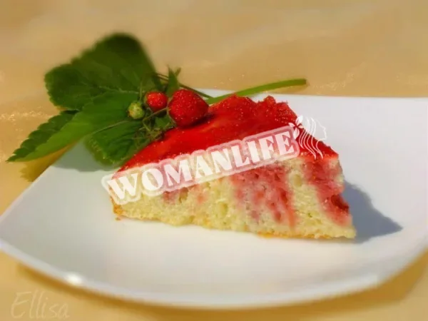 Полуничний ін'єкційний пиріг