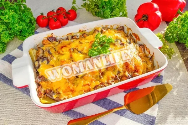 М'ясо з баклажанами і картоплею в духовці