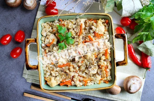 Ячмінь з куркою в духовці