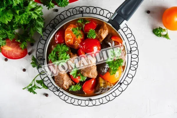 Яловичина з баклажанами, помідорами і перцем тушкована