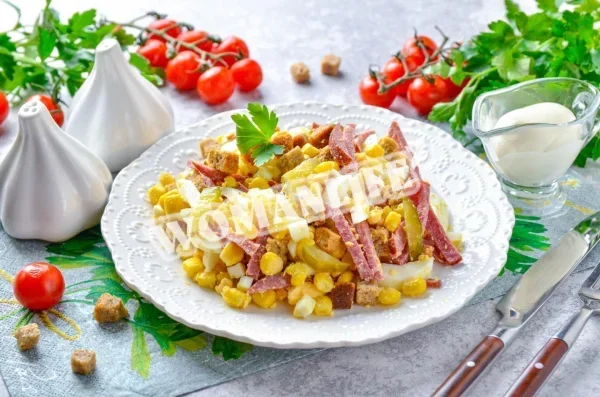 Закусочний салат з ковбасою та солоними огірками