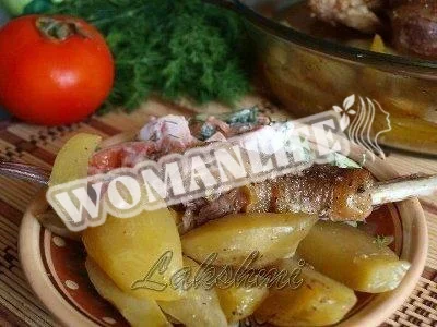 Курка, запечена в духовці з картоплею