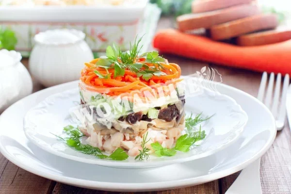 Вечірній салат з грибами, корейською морквою і куркою