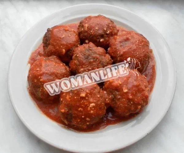 Тефтелі з рисом і овочами в томатному соусі