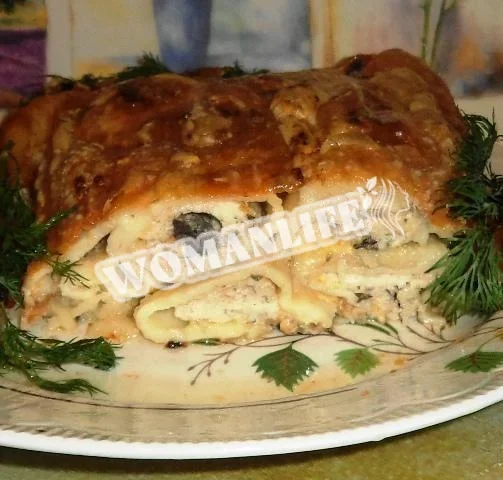 Новорічна курка з грибами і млинцями
