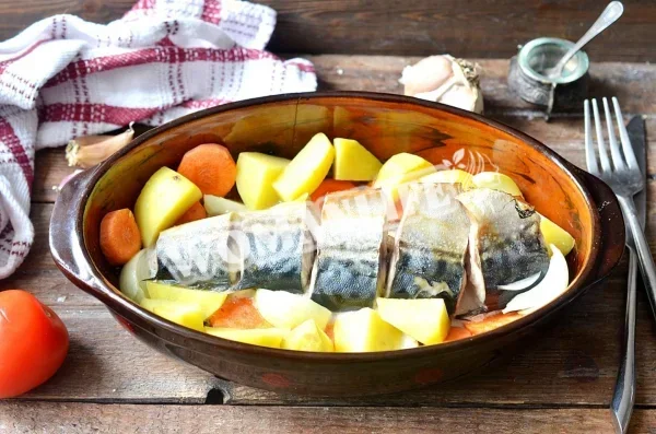 Скумбрія з овочами, запечена в духовці