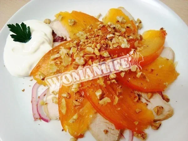 Салат з хурмою і куркою з горіхами