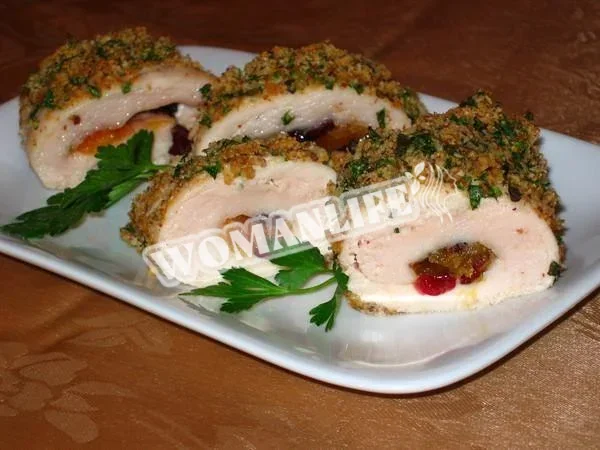 Курячий рулет з курагою