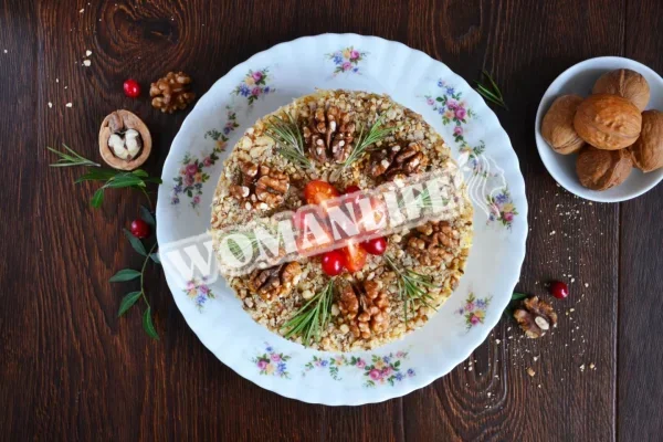 Салат з куркою, волоськими горіхами та сиром