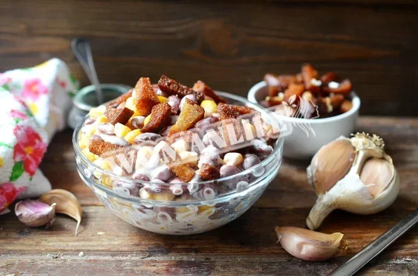 Салат з киріешкою, кукурудзою та квасолею