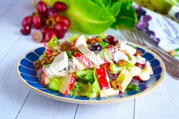 Класичний вальдорфський салат з селерою, яблуком і куркою