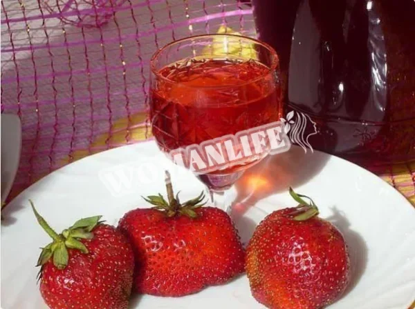 Клубника с листьями на водке с водой