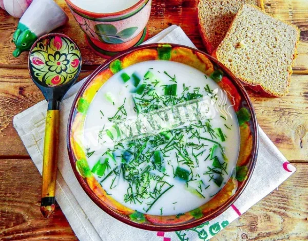 Класична окрошка на кефірі з ковбасою, яйцем і огірками