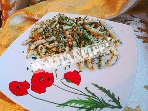 Салат з кальмарів з горіхами