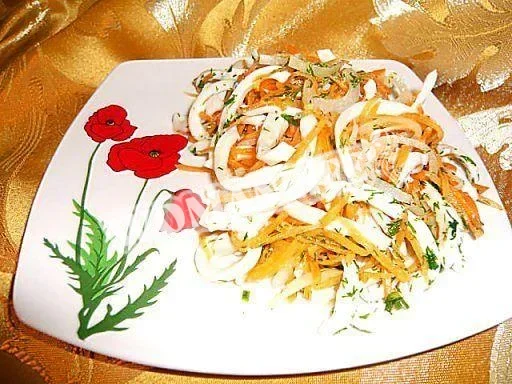 Салат з кальмарів з цибулею і морквою