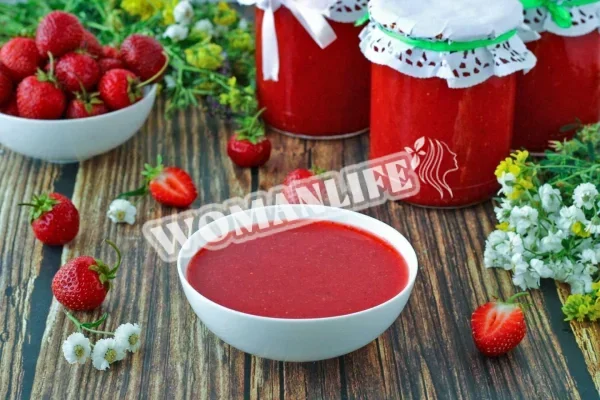 Полуниця з цукром, перемелена на зиму без варіння