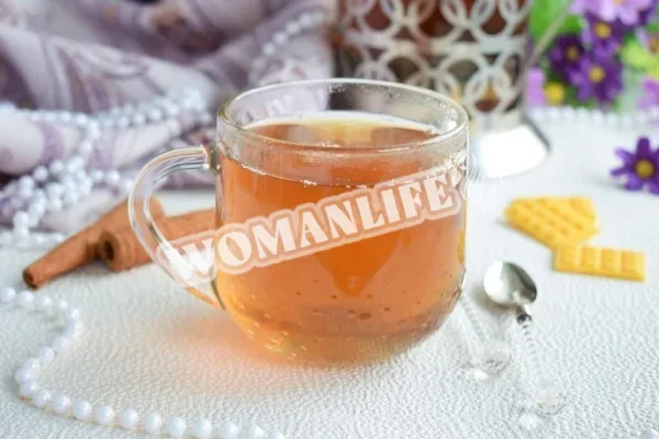 Чай з яблуками і корицею