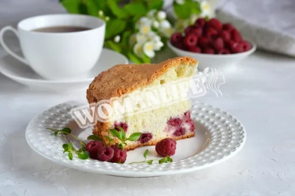 Малинова шарлотка з малиною