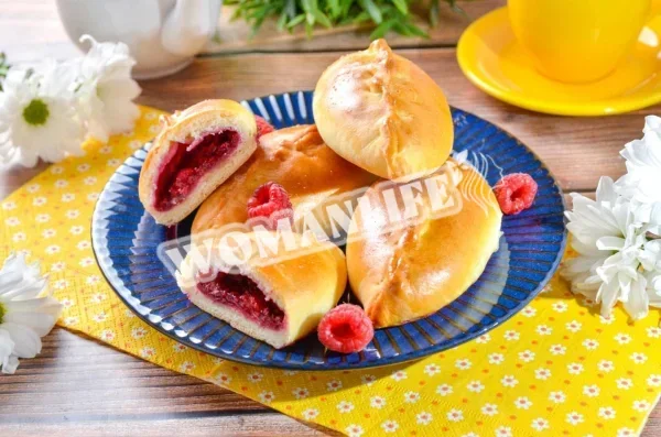 Дріжджові пиріжки з малиною в духовці