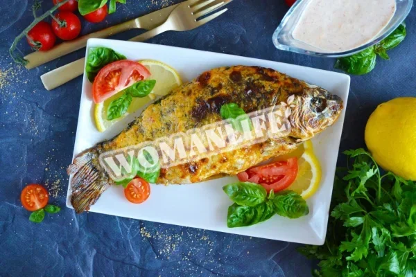 Карась, запечений у фользі в духовці