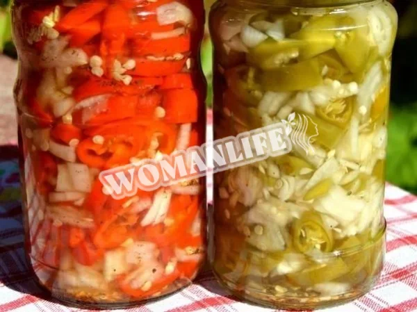 Гарячий перець, маринований зі спеціями та оцтом