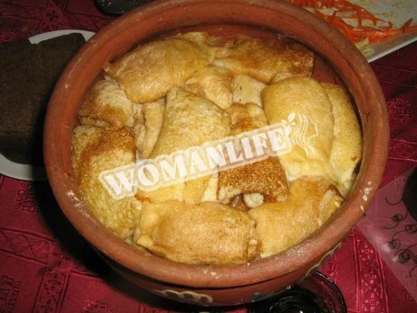 Пісні млинці з яблуками та корицею, запечені в духовці