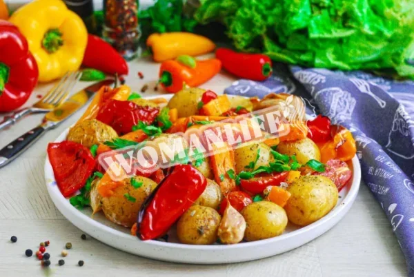 Картопля з овочами в духовці