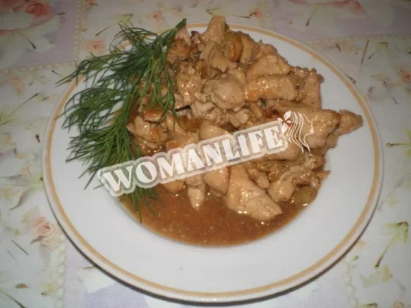 Куряче філе з корицею та родзинками