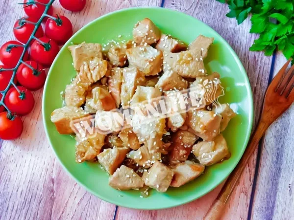Соковите м'ясо індички шматочками на сковороді