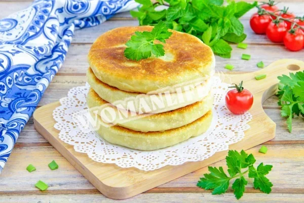 Оладка з фаршем на сковороді