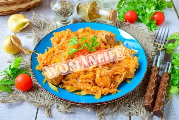 Тушкована капуста з м'ясом в мультиварці
