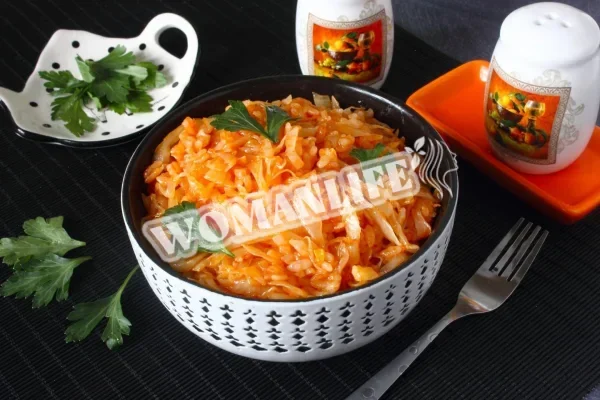 Тушкована капуста з рисом на сковороді