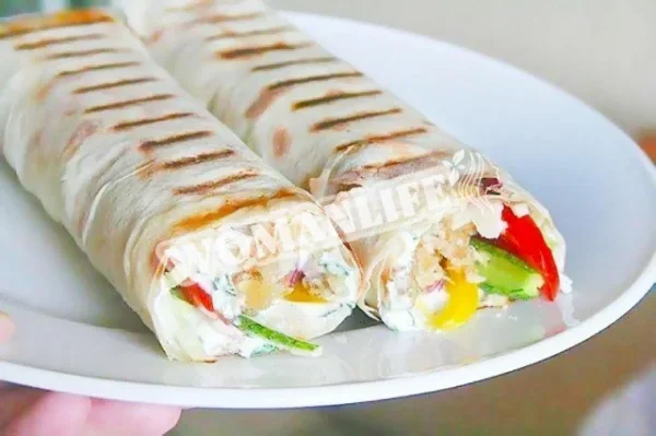 Шаурма з куркою в лаваші на сковороді