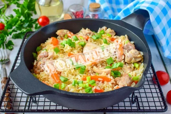 Рис з куркою на сковороді