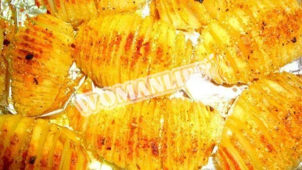 Запечена в духовці картопля в сухарях