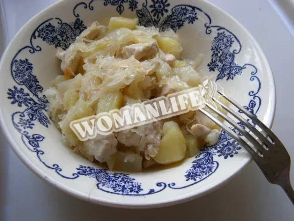 Картопля тушкована з м'ясом і квашеною капустою