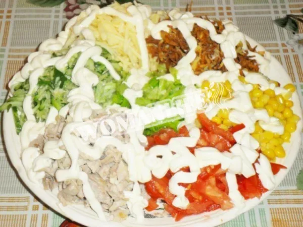 Королівський салат з куркою і кукурудзою