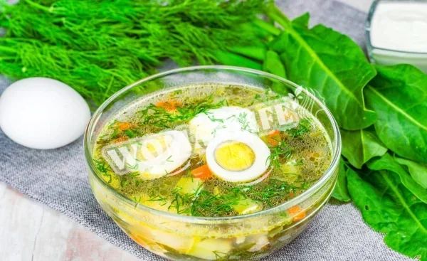 Щавлевий суп з куркою і яйцем