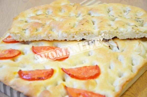 Тонка фокачча з цибулею, помідорами та розмарином
