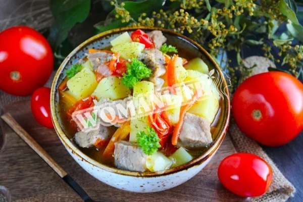 Картопля, тушкована з помідорами і м'ясом