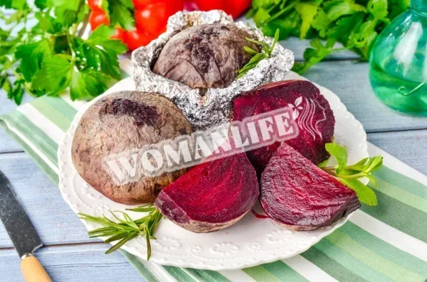 Запечена ціла буряк в духовці у фользі