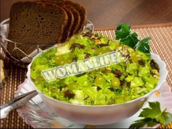 Салат з капусти з виноградом