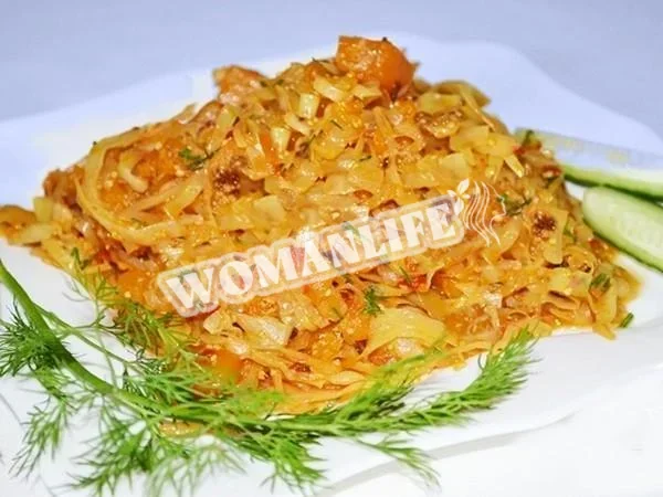 Капуста гарбуз морква цибуля тушкована з помідорами на сковороді
