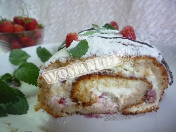 Вершковий рулет з полуницею