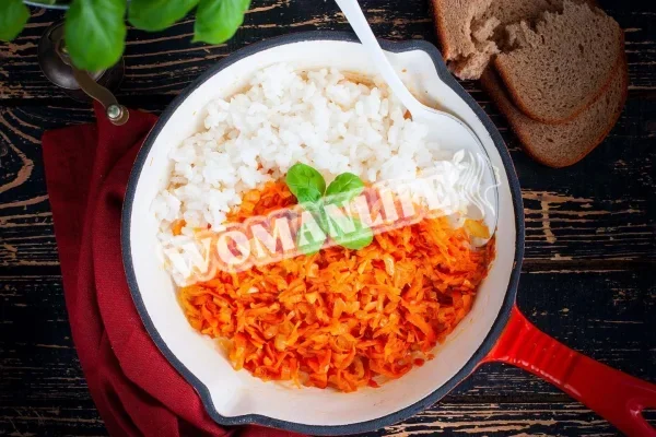 Смажена морква з цибулею на сковороді
